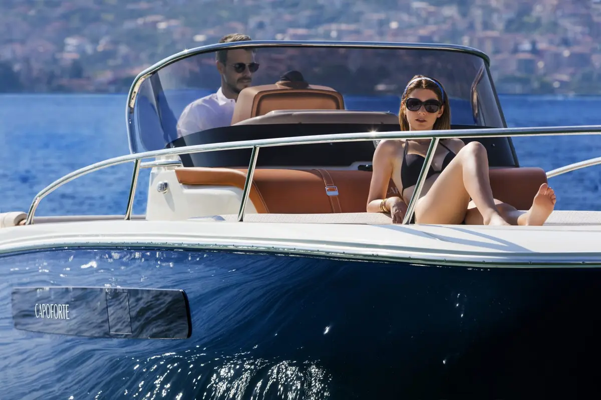 Invictus 280, pont arrière — Saint Tropez Yacht Rental, Saint-Tropez. Invictus 280 — 9m
