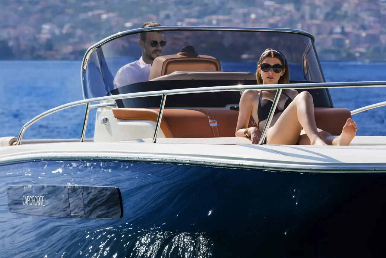 Invictus 280, pont arrière — Saint Tropez Yacht Rental, Saint-Tropez. Invictus 280 — 9m