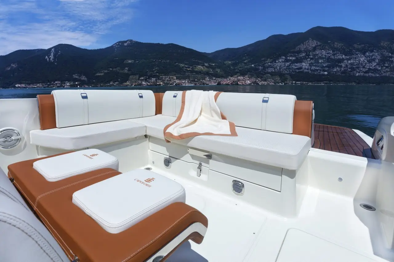 Invictus 280, cabine principale — Saint Tropez Yacht Rental, Saint-Tropez. Invictus 280 — 9m