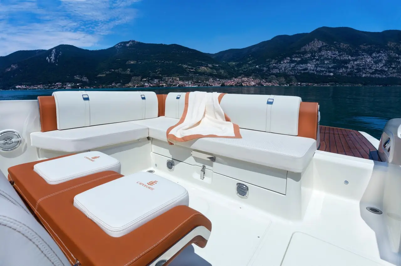 Invictus 280, flybridge — Saint Tropez Yacht Rental, Saint-Tropez. Invictus 280 — 9m