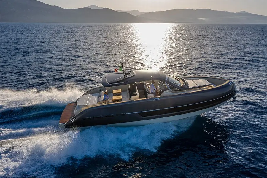 Invictus 460, extérieur — Saint Tropez Yacht Rental, Saint-Tropez. Invictus 460 — 14.4m