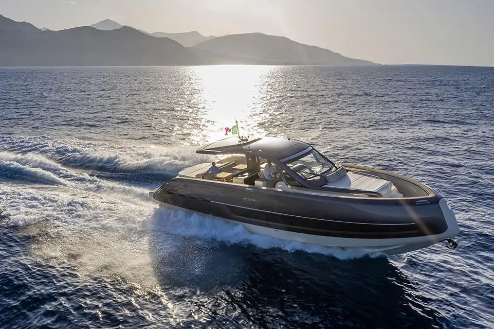 Invictus 460, pont principal — Saint Tropez Yacht Rental, Saint-Tropez. Invictus 460 — 14.4m