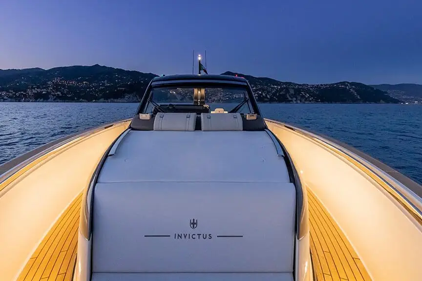 Invictus 460, pont arrière — Saint Tropez Yacht Rental, Saint-Tropez. Invictus 460 — 14.4m
