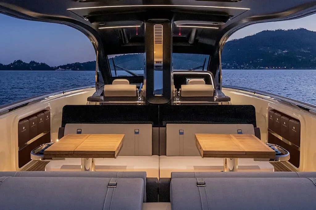Invictus 460, salon — Saint Tropez Yacht Rental, Saint-Tropez. Invictus 460 — 14.4m