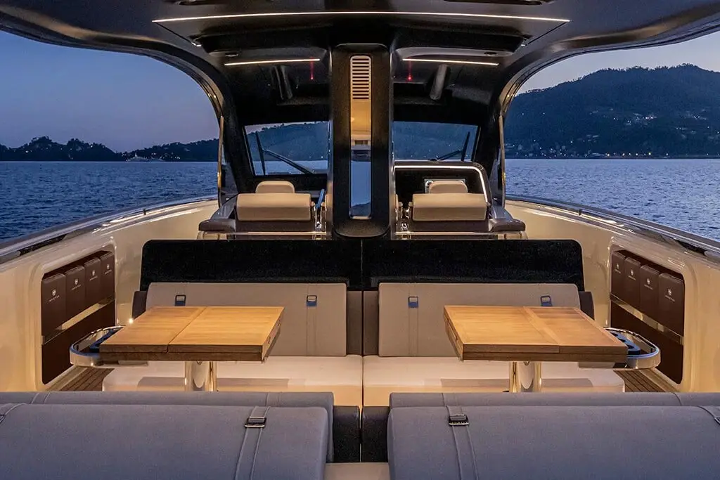 Invictus 460, salon — Saint Tropez Yacht Rental, Saint-Tropez. Invictus 460 — 14.4m