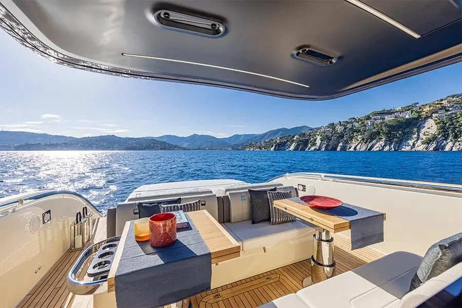 Invictus 460, flybridge — Saint Tropez Yacht Rental, Saint-Tropez. Invictus 460 — 14.4m