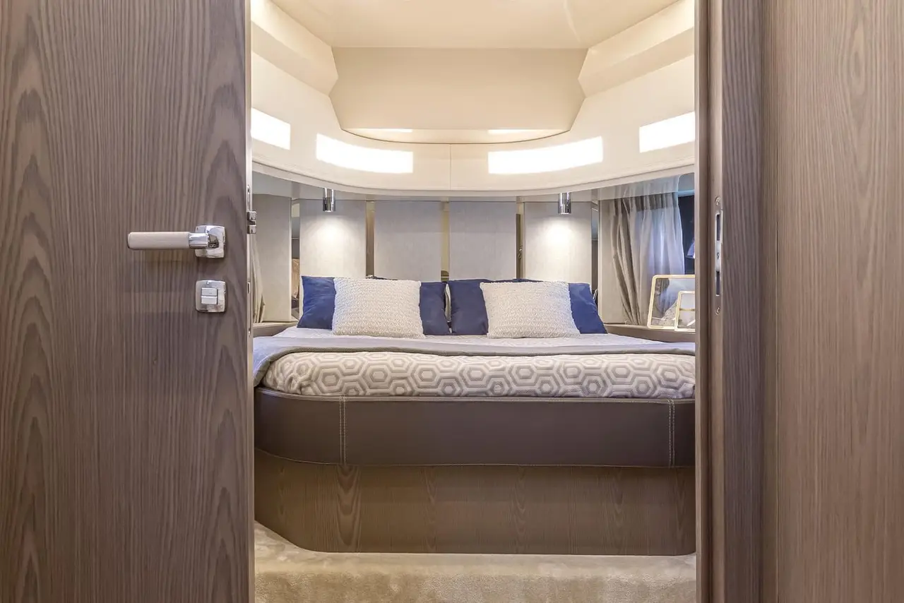Invictus 460, extérieur — Saint Tropez Yacht Rental, Saint-Tropez. Invictus 460 — 14.4m