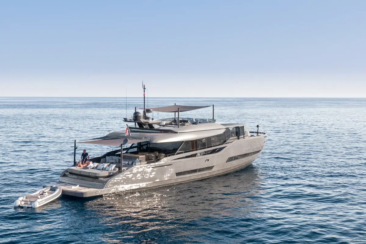 Extra 86, pont principal — Saint Tropez Yacht Rental, Saint-Tropez. Extra 86 — 26m