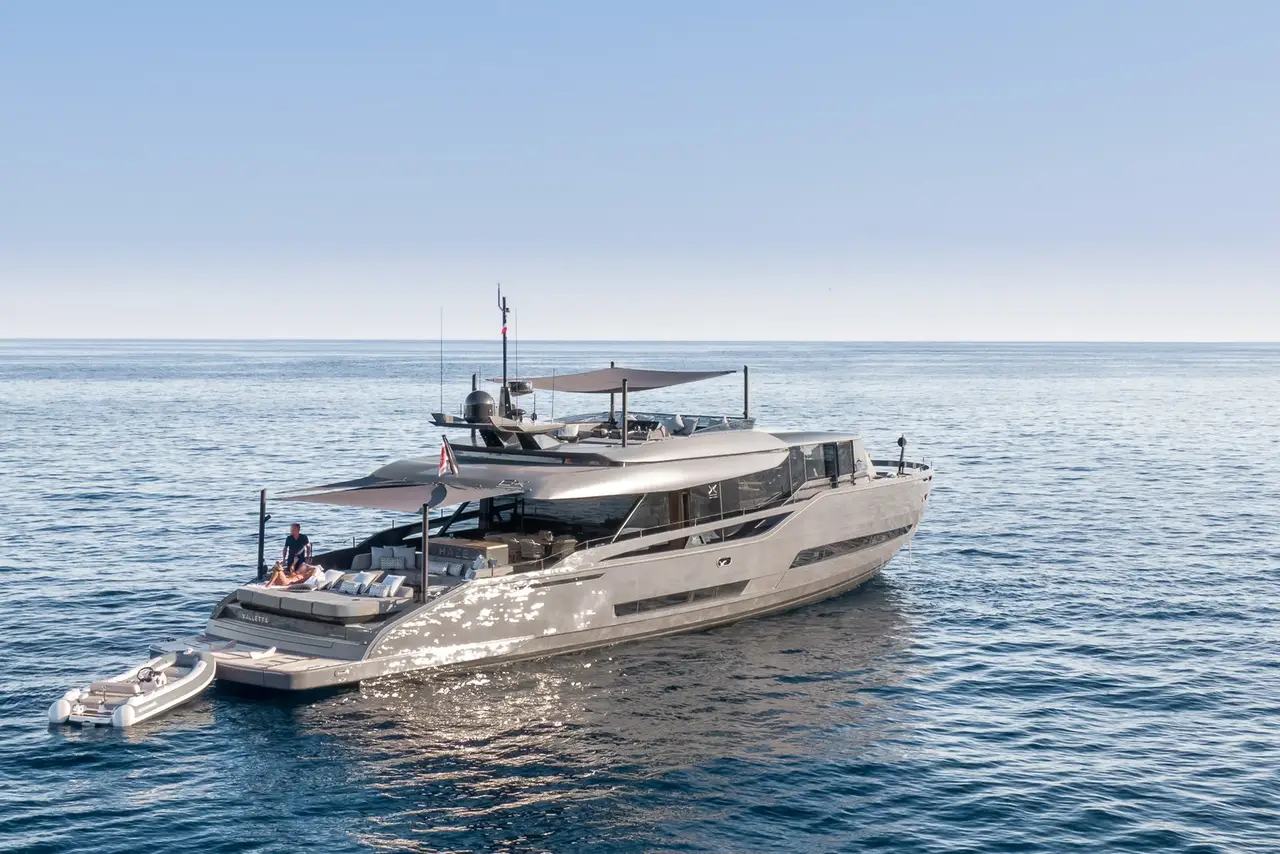Extra 86, pont principal — Saint Tropez Yacht Rental, Saint-Tropez. Extra 86 — 26m
