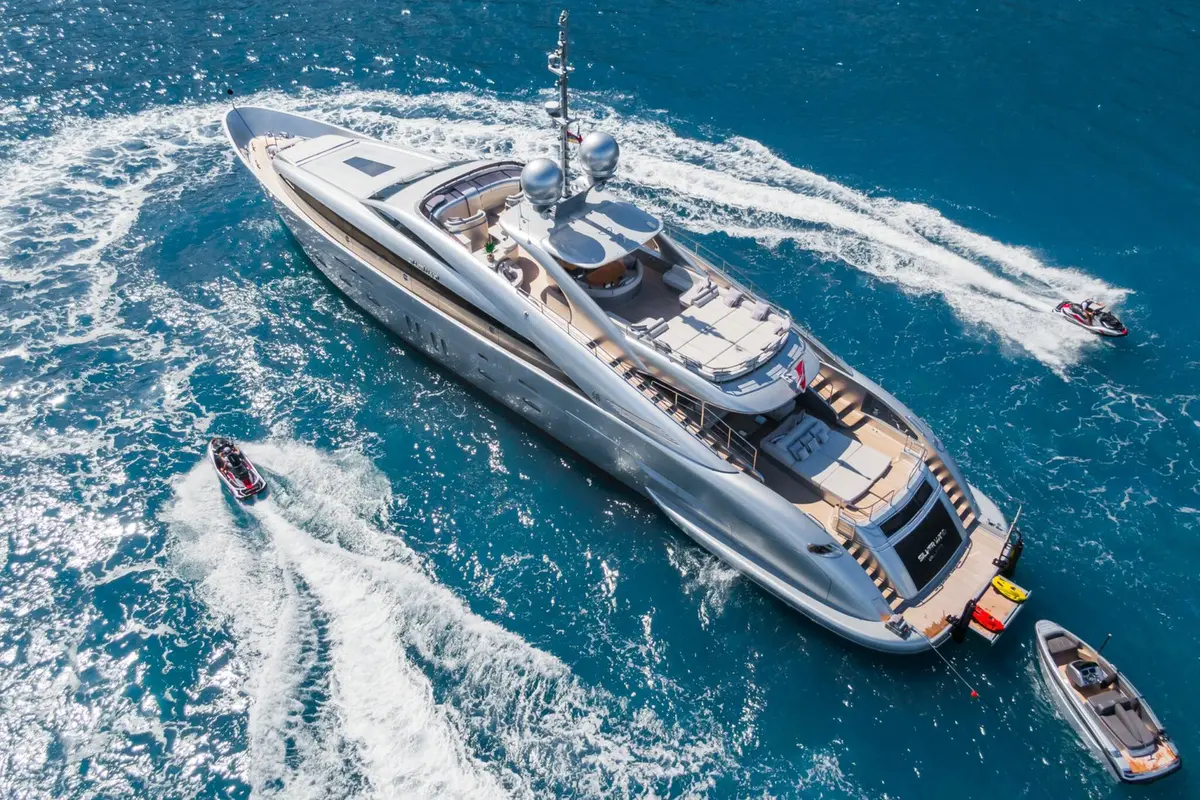 Silver Wind, pont principal — Saint Tropez Yacht Rental, Saint-Tropez. Silver Wind — 44m