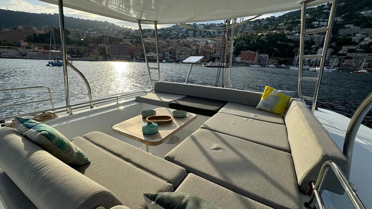 Lagoon 5.1, pont principal — Saint Tropez Yacht Rental, Saint-Tropez. Lagoon 5.1 — 14m