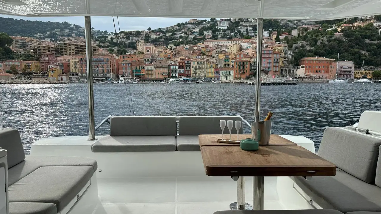 Lagoon 5.1, pont arrière — Saint Tropez Yacht Rental, Saint-Tropez. Lagoon 5.1 — 14m