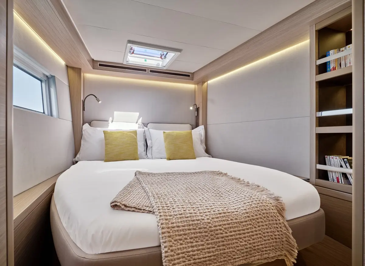 Lagoon 5.1, salon — Saint Tropez Yacht Rental, Saint-Tropez. Lagoon 5.1 — 14m