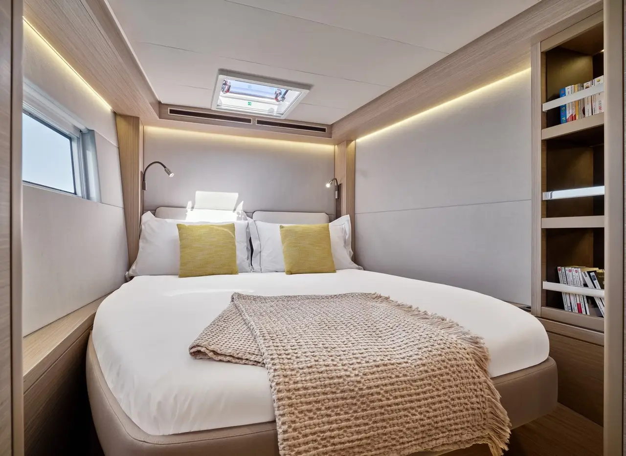 Lagoon 5.1, salon — Saint Tropez Yacht Rental, Saint-Tropez. Lagoon 5.1 — 14m
