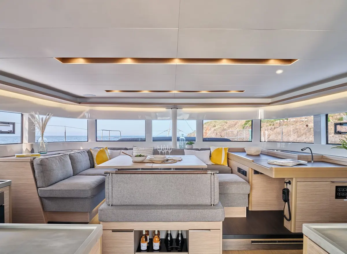 Lagoon 5.1, flybridge — Saint Tropez Yacht Rental, Saint-Tropez. Lagoon 5.1 — 14m