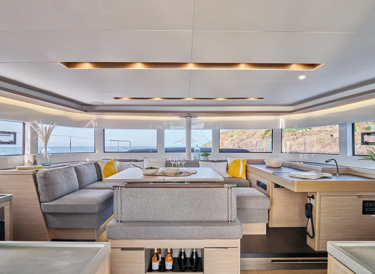 Lagoon 5.1, flybridge — Saint Tropez Yacht Rental, Saint-Tropez. Lagoon 5.1 — 14m