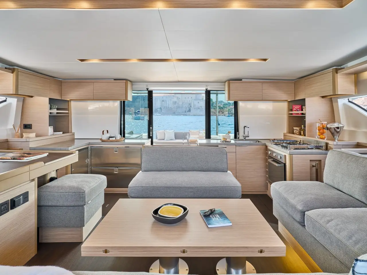 Lagoon 5.1, extérieur — Saint Tropez Yacht Rental, Saint-Tropez. Lagoon 5.1 — 14m