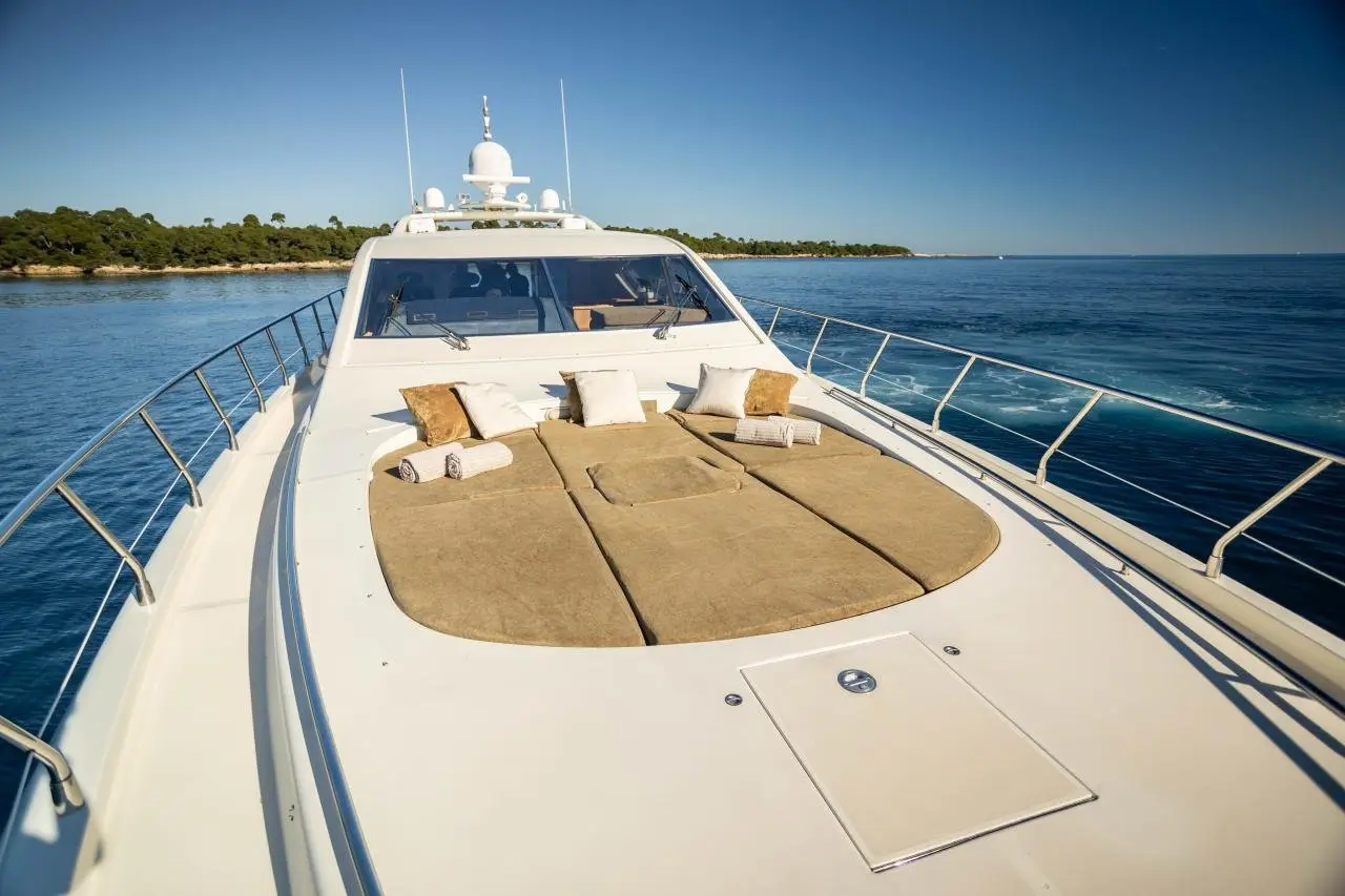 Leopard 24, pont arrière — Saint Tropez Yacht Rental, Saint-Tropez. Leopard 24 — 24m