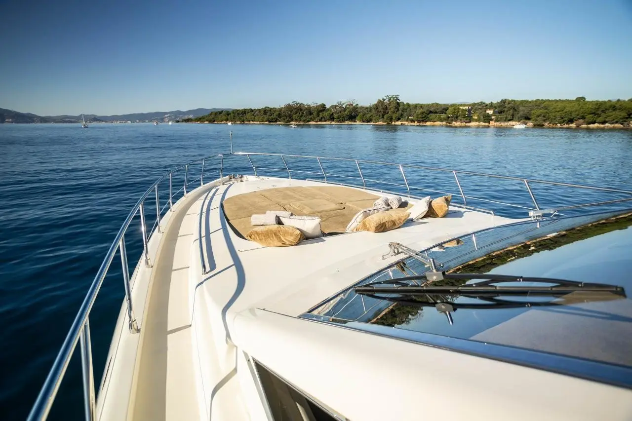 Leopard 24, salon — Saint Tropez Yacht Rental, Saint-Tropez. Leopard 24 — 24m