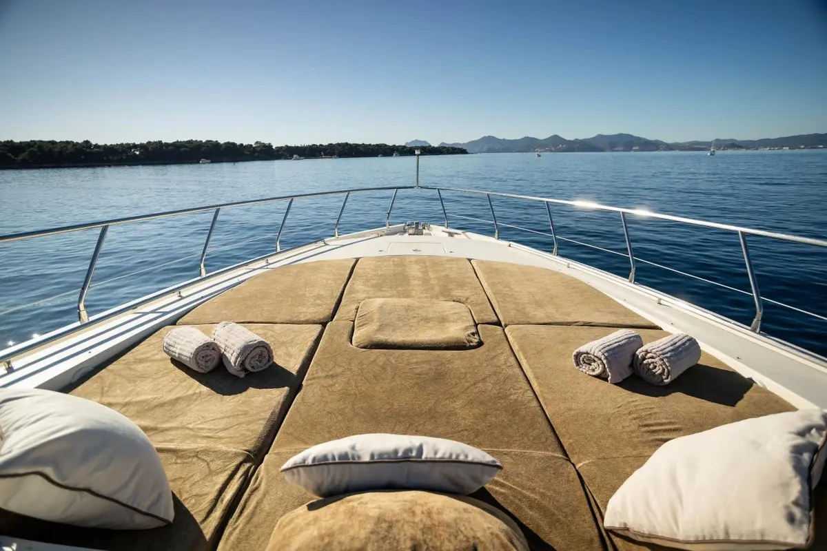 Leopard 24, cabine principale — Saint Tropez Yacht Rental, Saint-Tropez. Leopard 24 — 24m