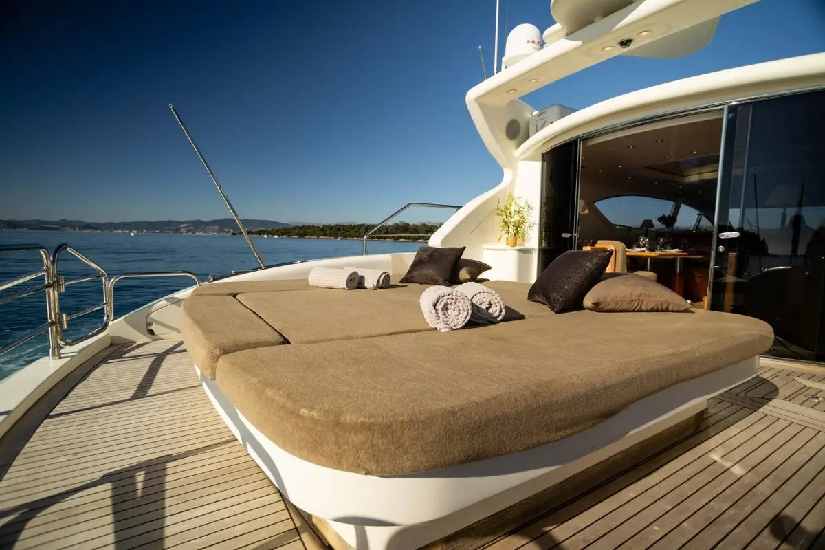Leopard 24, flybridge — Saint Tropez Yacht Rental, Saint-Tropez. Leopard 24 — 24m