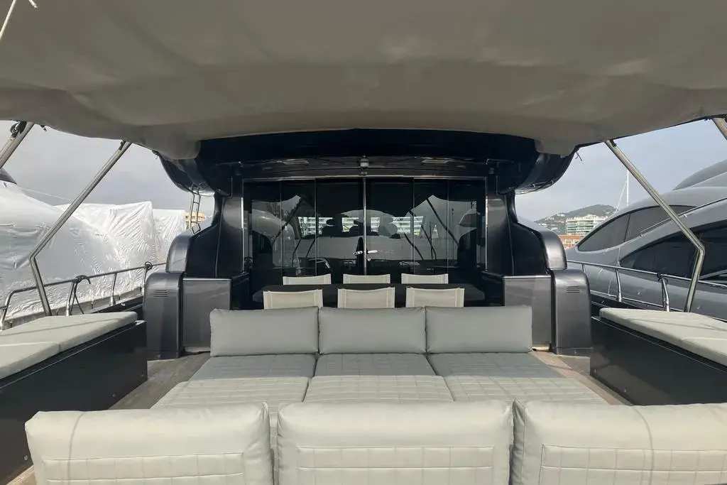 Leopard 31, pont arrière — Saint Tropez Yacht Rental, Saint-Tropez. Leopard 31 — 31m