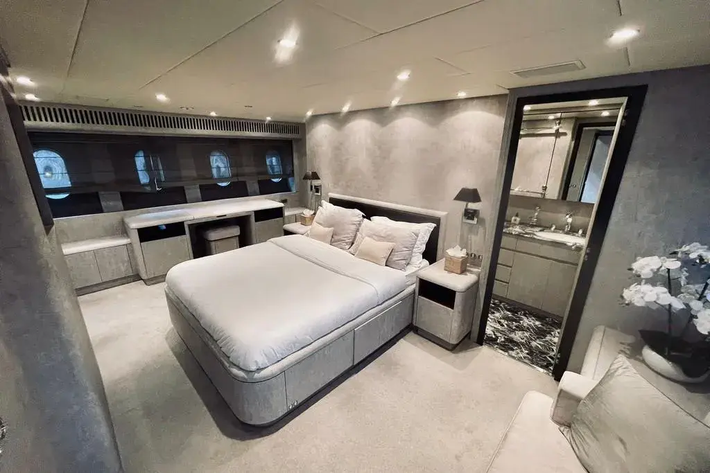 Leopard 31, salon — Saint Tropez Yacht Rental, Saint-Tropez. Leopard 31 — 31m