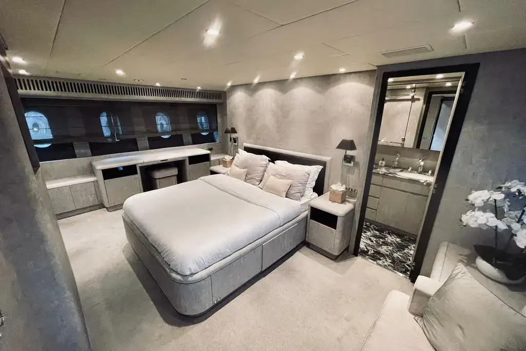 Leopard 31, salon — Saint Tropez Yacht Rental, Saint-Tropez. Leopard 31 — 31m