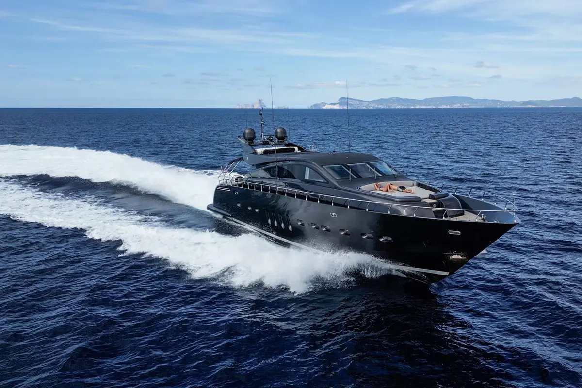Leopard 31, cabine principale — Saint Tropez Yacht Rental, Saint-Tropez. Leopard 31 — 31m