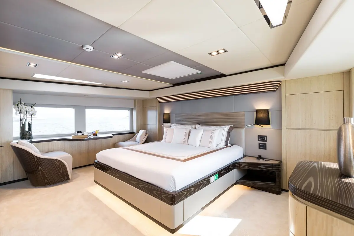 Majesty 100, pont arrière — Saint Tropez Yacht Rental, Saint-Tropez. Majesty 100 — 32m