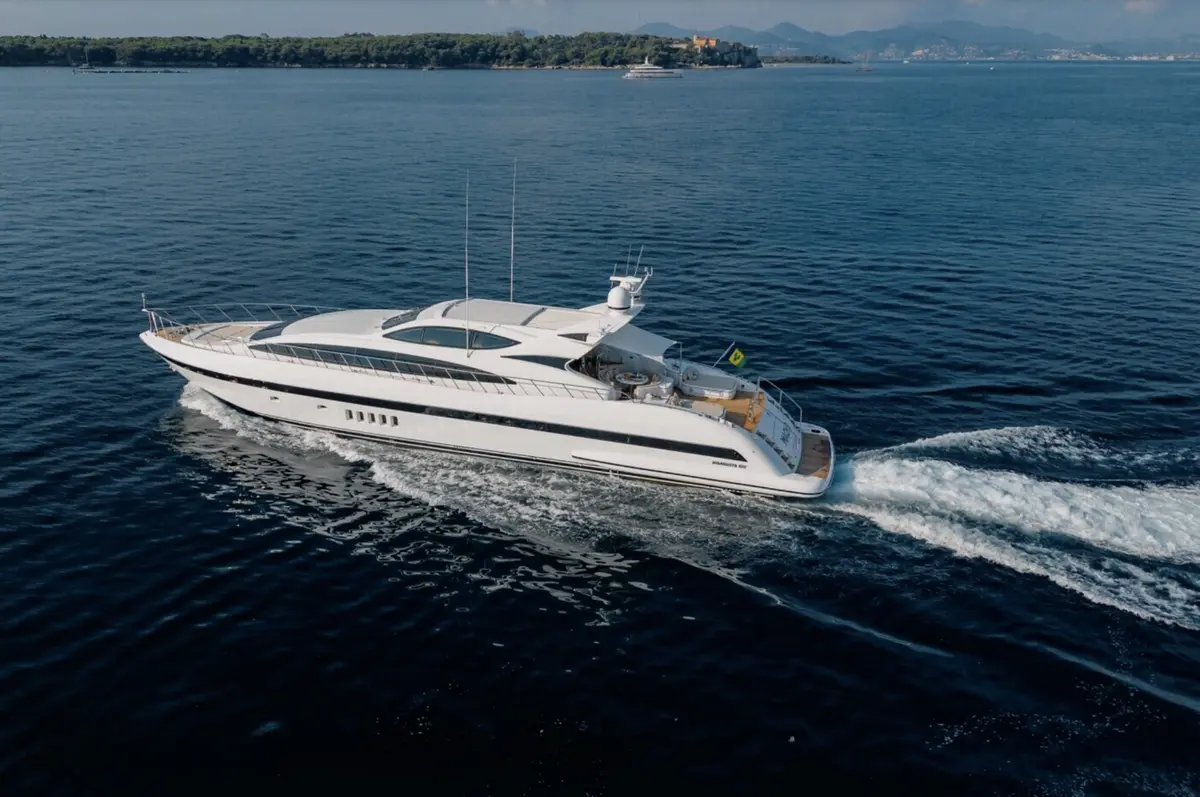 Mangusta 105, pont principal — Saint Tropez Yacht Rental, Saint-Tropez. Mangusta 105 — 31m