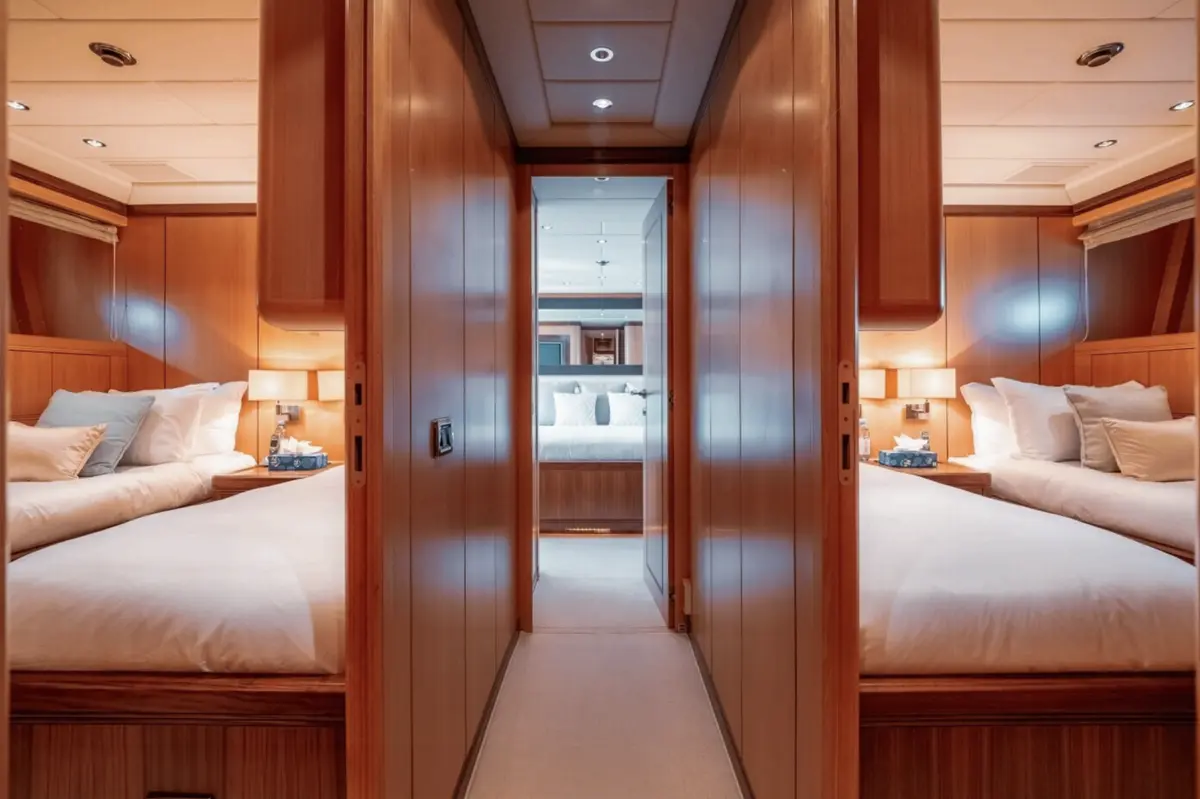Mangusta 105, pont arrière — Saint Tropez Yacht Rental, Saint-Tropez. Mangusta 105 — 31m