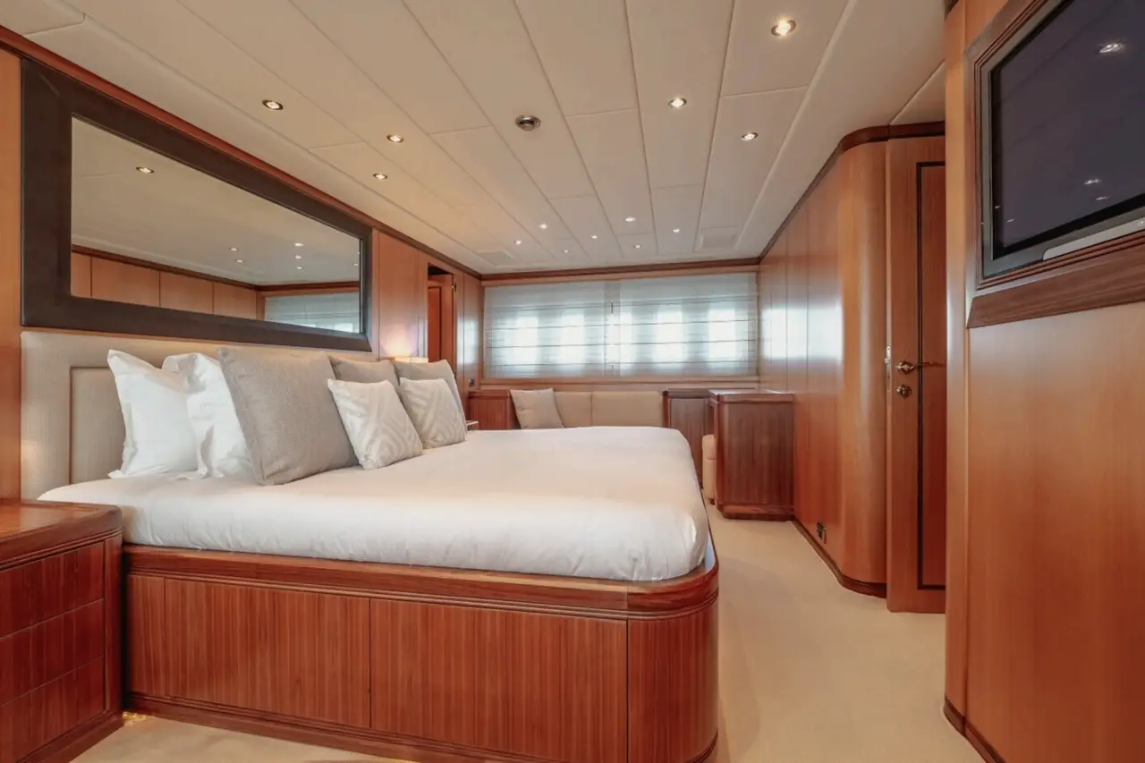 Mangusta 105, salon — Saint Tropez Yacht Rental, Saint-Tropez. Mangusta 105 — 31m