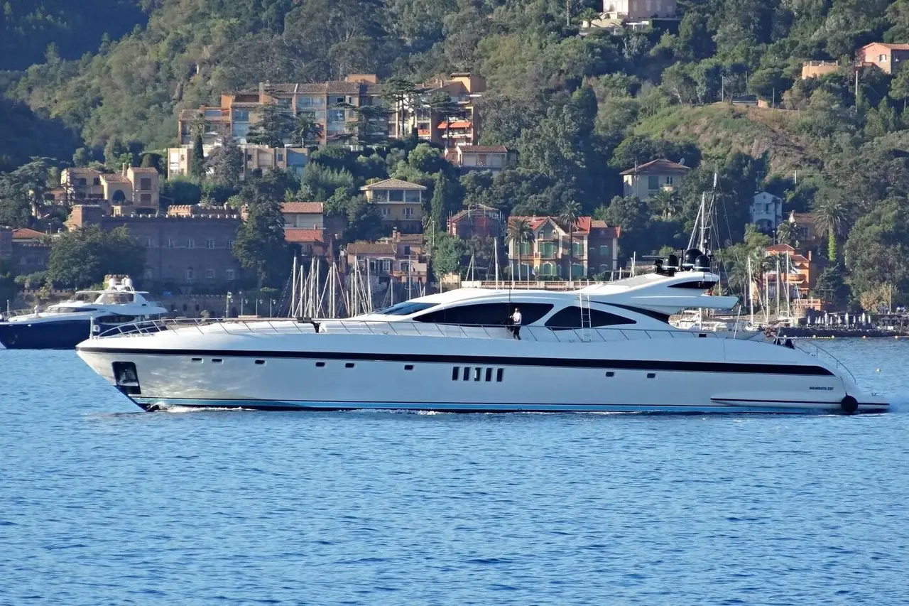 Mangusta 130, pont principal — Saint Tropez Yacht Rental, Saint-Tropez. Mangusta 130 — 40m