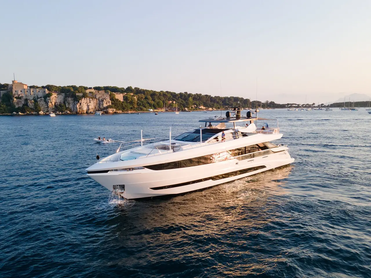 Mangusta 33, extérieur — Saint Tropez Yacht Rental, Saint-Tropez. Mangusta 33 — 33m