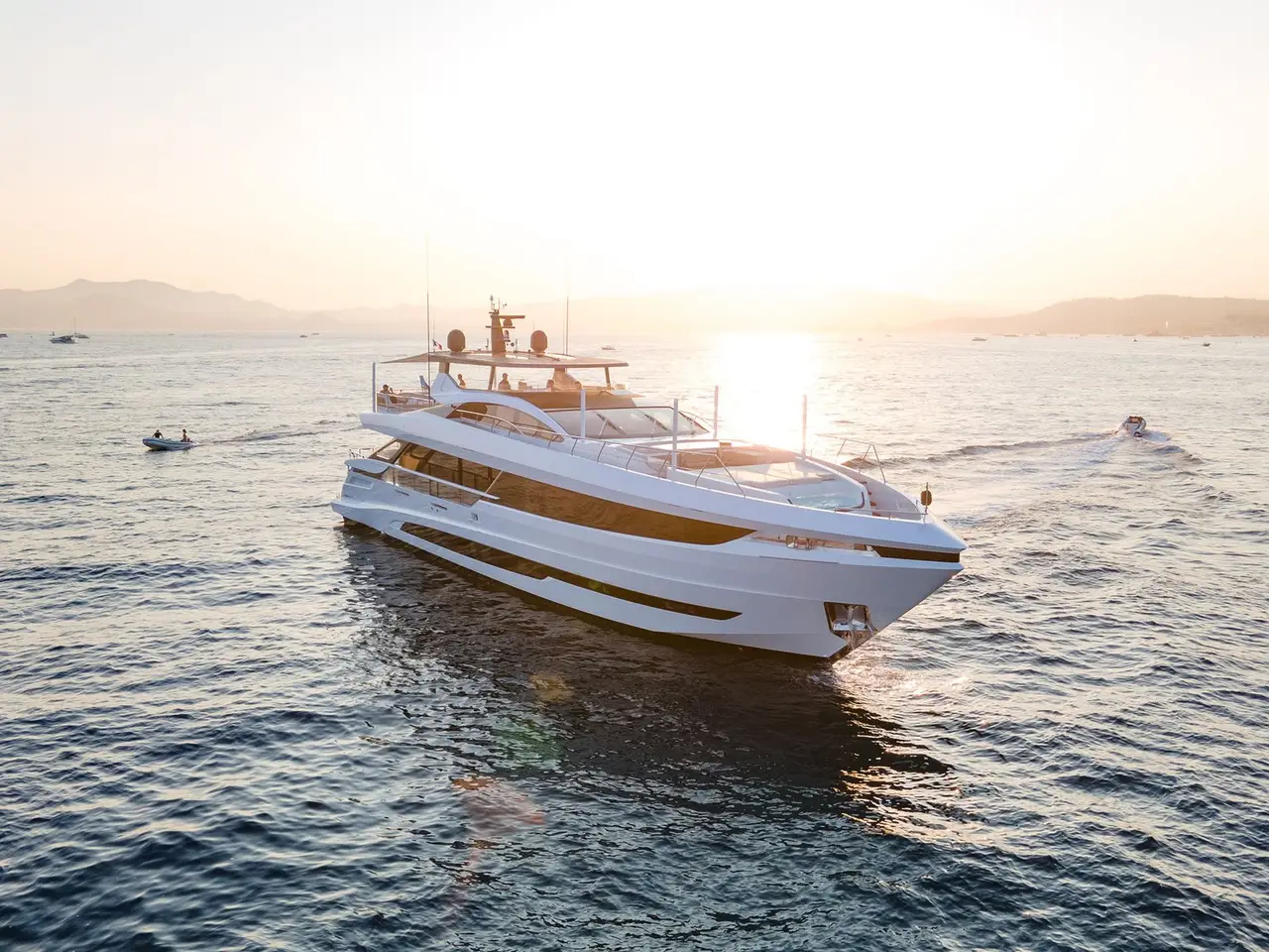 Mangusta 33, pont principal — Saint Tropez Yacht Rental, Saint-Tropez. Mangusta 33 — 33m