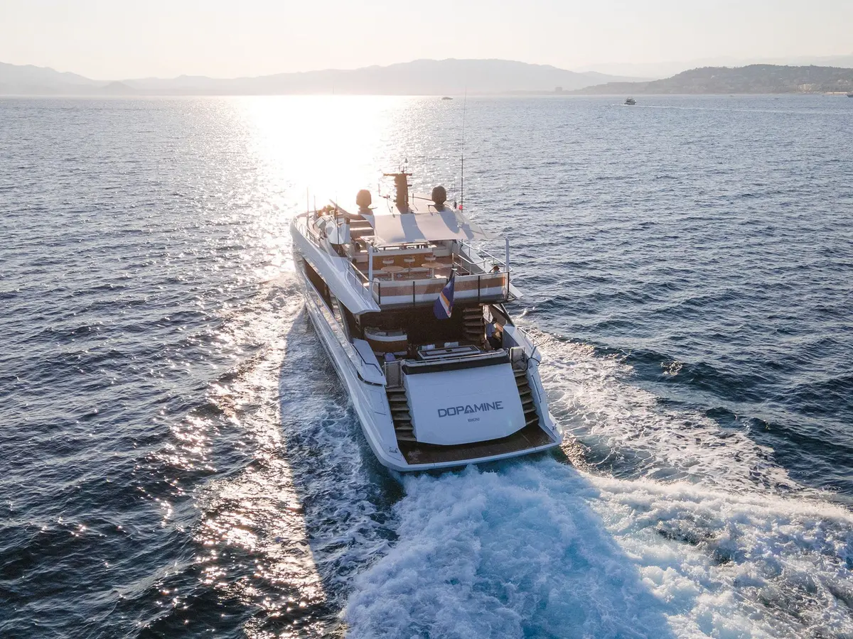 Mangusta 33, salon — Saint Tropez Yacht Rental, Saint-Tropez. Mangusta 33 — 33m