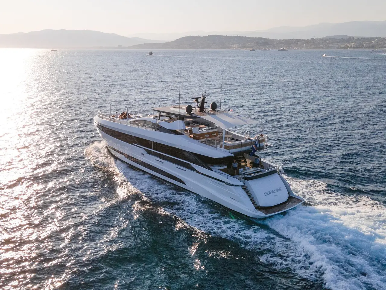 Mangusta 33, flybridge — Saint Tropez Yacht Rental, Saint-Tropez. Mangusta 33 — 33m