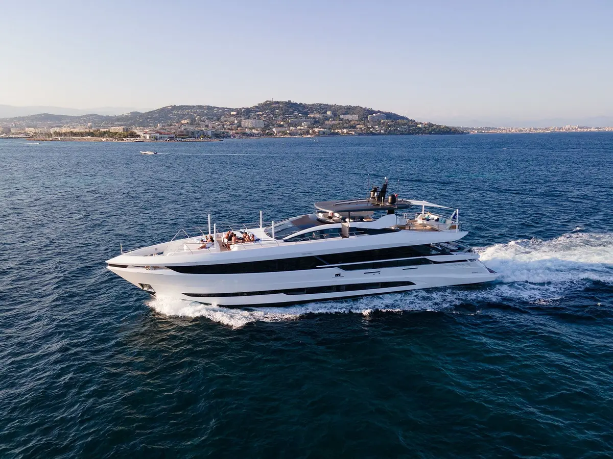 Mangusta 33, extérieur — Saint Tropez Yacht Rental, Saint-Tropez. Mangusta 33 — 33m