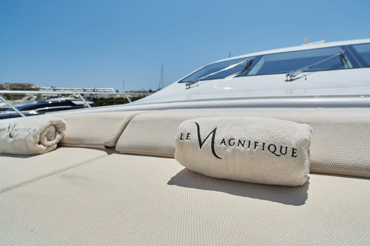 Mangusta 108, extérieur — Saint Tropez Yacht Rental, Saint-Tropez. Mangusta 108 — 33m