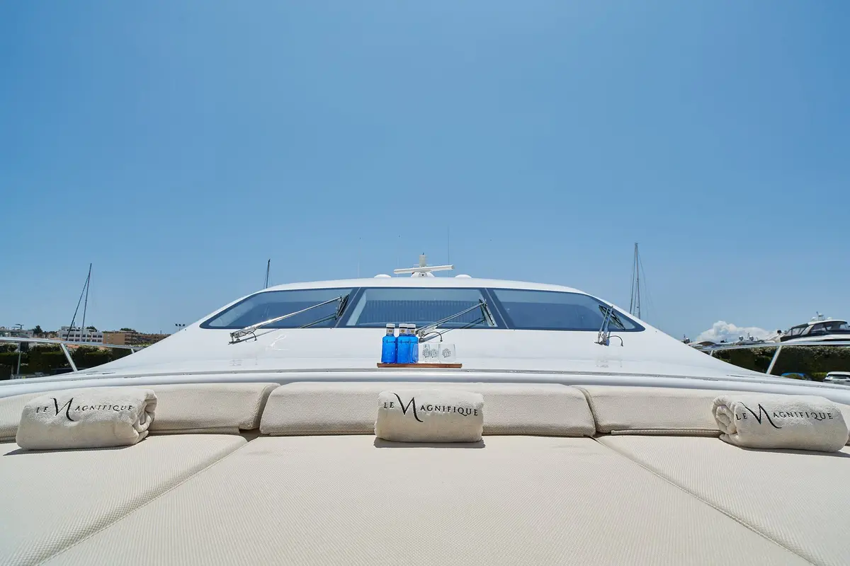 Mangusta 108, pont principal — Saint Tropez Yacht Rental, Saint-Tropez. Mangusta 108 — 33m
