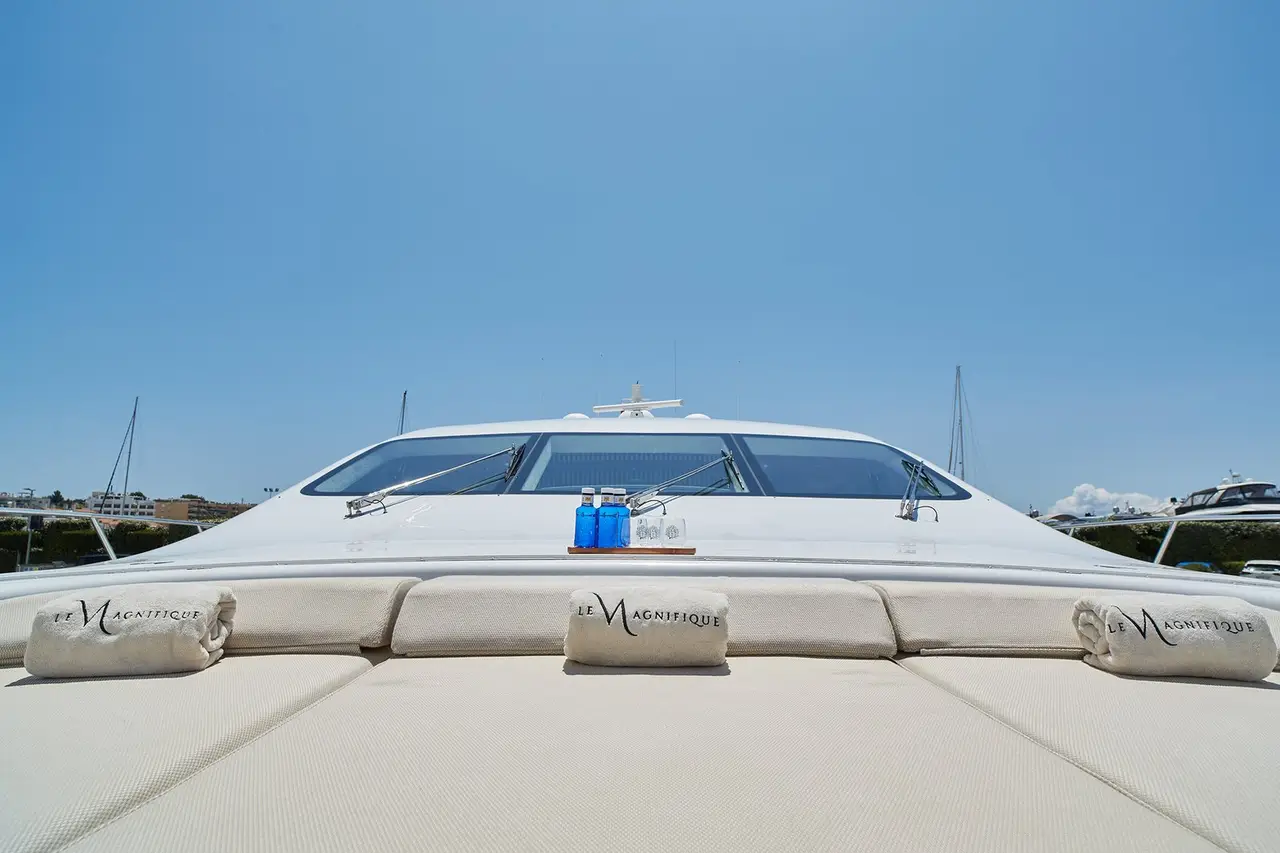 Mangusta 108, pont principal — Saint Tropez Yacht Rental, Saint-Tropez. Mangusta 108 — 33m