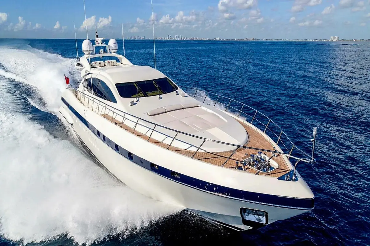 Mangusta 92, extérieur — Saint Tropez Yacht Rental, Saint-Tropez. Mangusta 92 — 28m