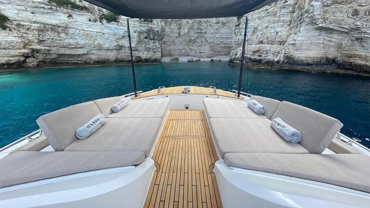 MCY66, pont principal — Saint Tropez Yacht Rental, Saint-Tropez. MCY66 — 20m