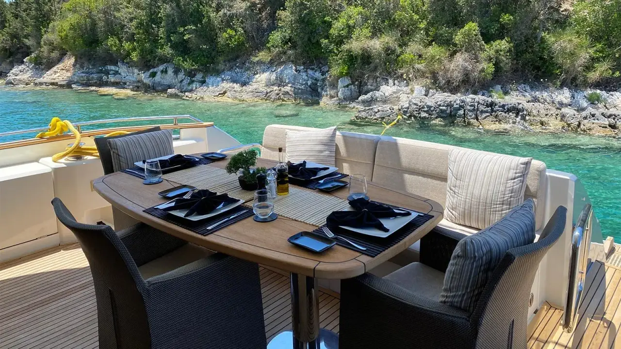 MCY66, cabine principale — Saint Tropez Yacht Rental, Saint-Tropez. MCY66 — 20m