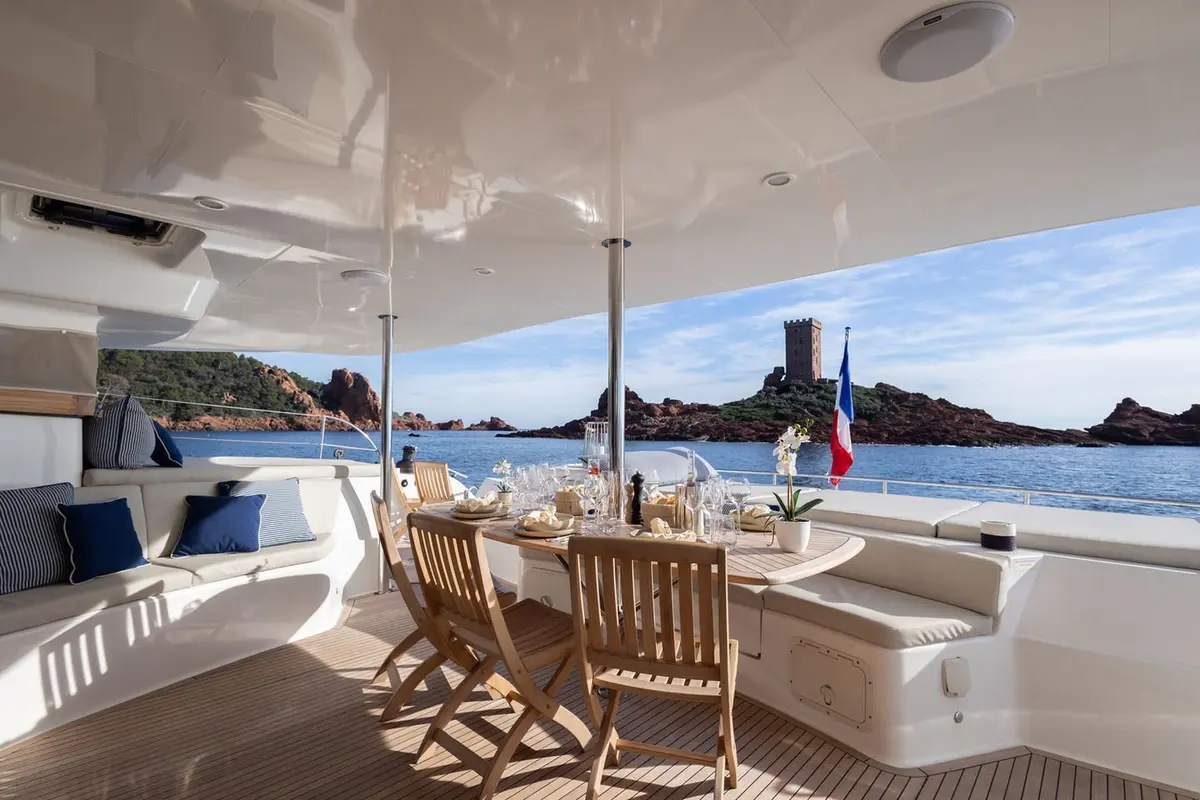 Moby-Dick, pont principal — Saint Tropez Yacht Rental, Saint-Tropez. Moby-Dick — 20m