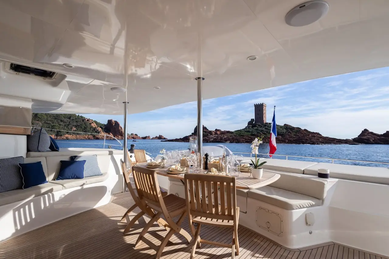 Moby-Dick, pont principal — Saint Tropez Yacht Rental, Saint-Tropez. Moby-Dick — 20m