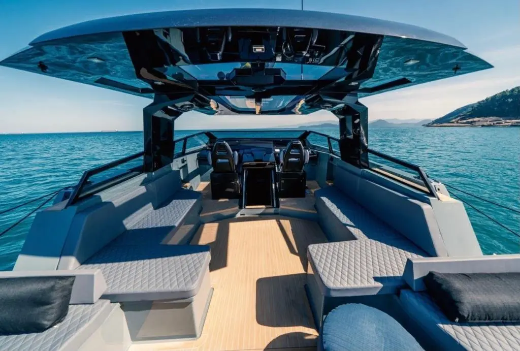 Okean 55, pont arrière — Saint Tropez Yacht Rental, Saint-Tropez. Okean 55 — 16m