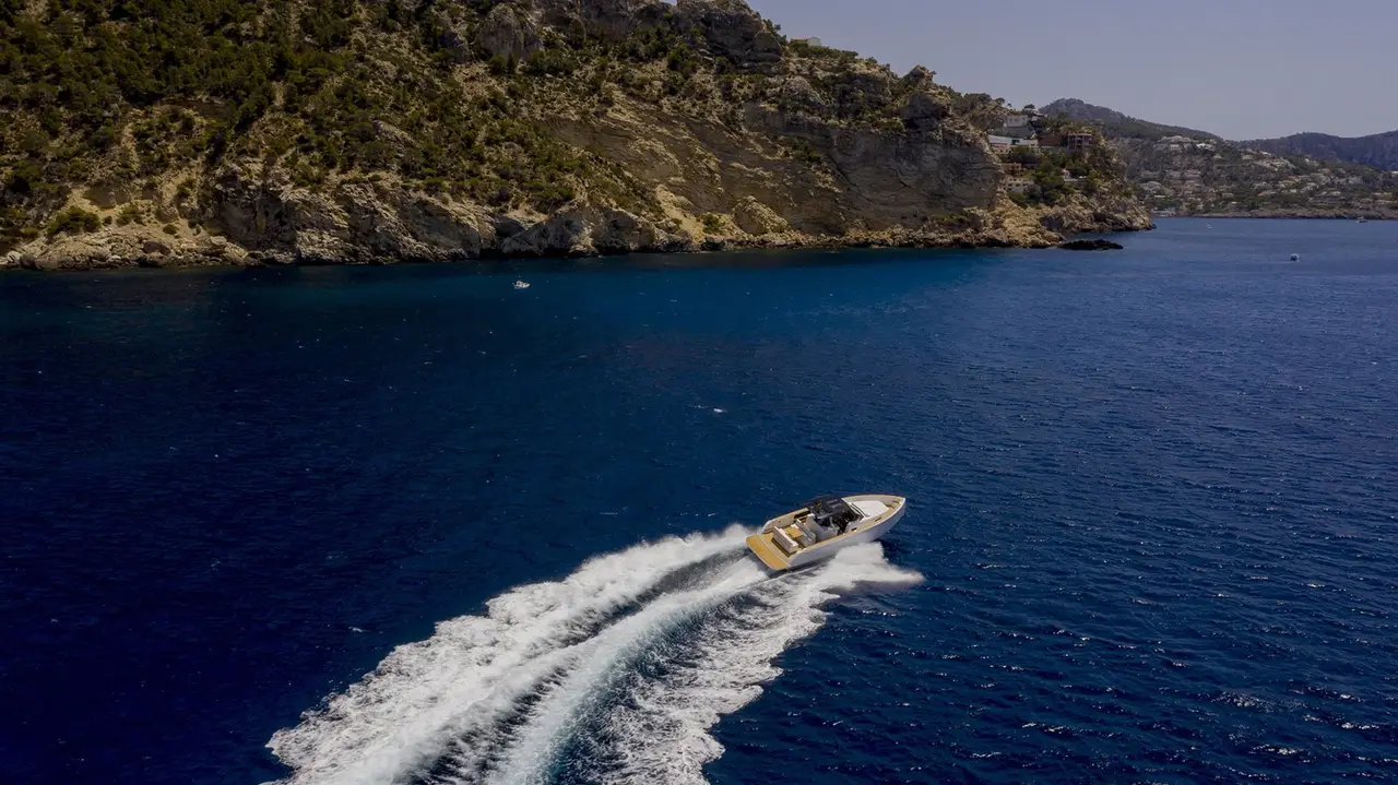 Pardo 38, pont arrière — Saint Tropez Yacht Rental, Saint-Tropez. Pardo 38 — 11.56m