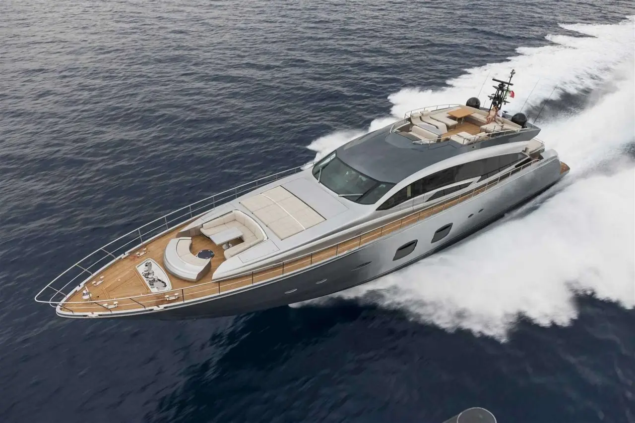Pershing 108, pont principal — Saint Tropez Yacht Rental, Saint-Tropez. Pershing 108 — 33m